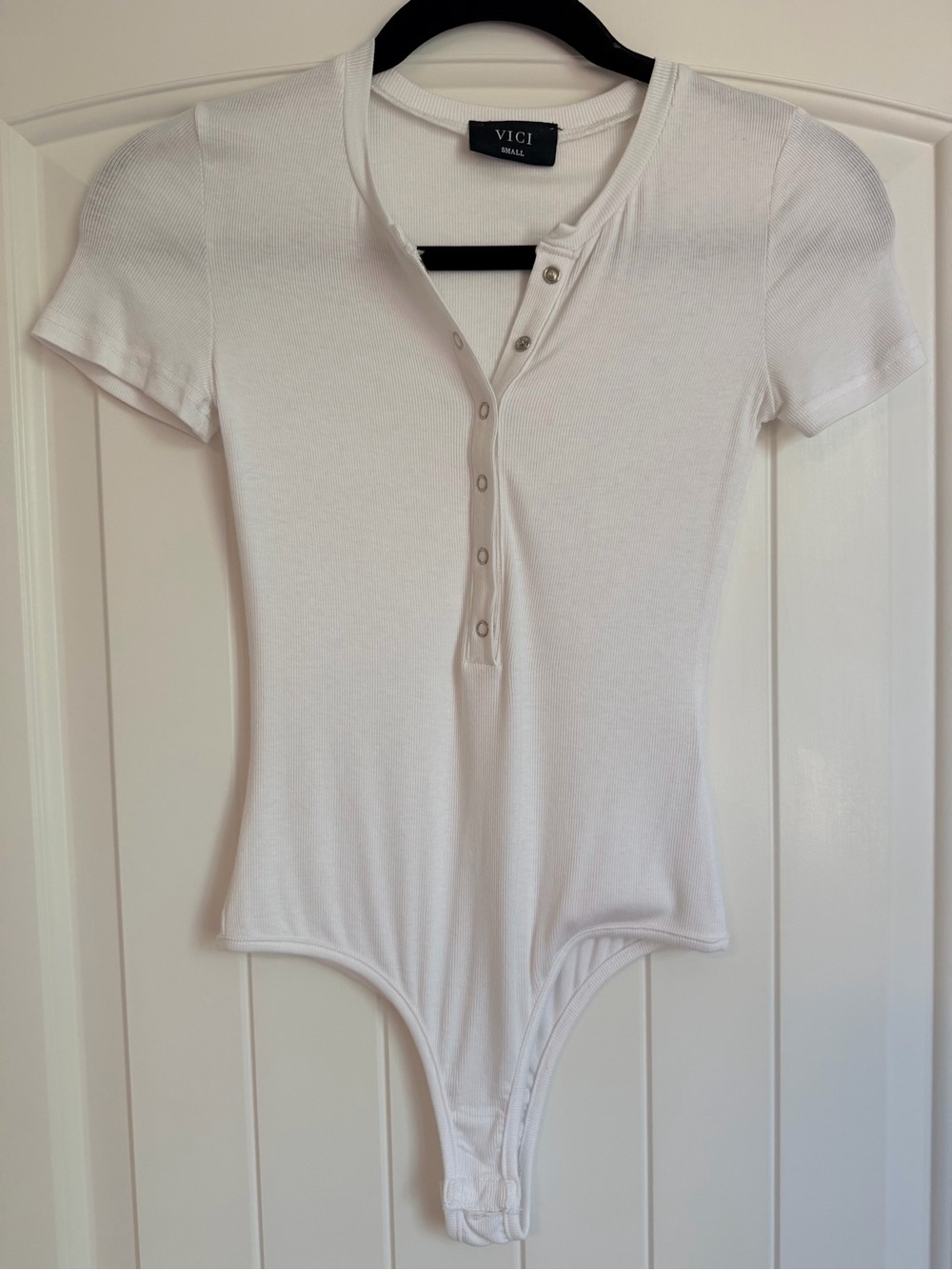 NWOT Vici White Ribbed Henley Snap Bodysuit - Small